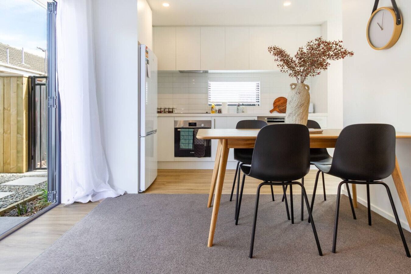 冷蔵庫、電子レンジ、オーブン、コンロ