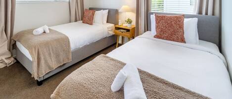 2 slaapkamers, een bureau, een strijkplank/strijkijzer, gratis wifi