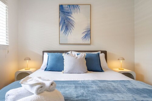 Sophisticated Single Level 3 Bed 1 Bath with Carpark
