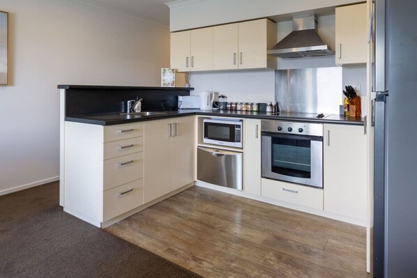 Køleskab, mikrobølgeovn, ovn, kogeplade