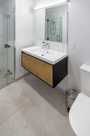 Sèche-cheveux, serviettes fournies