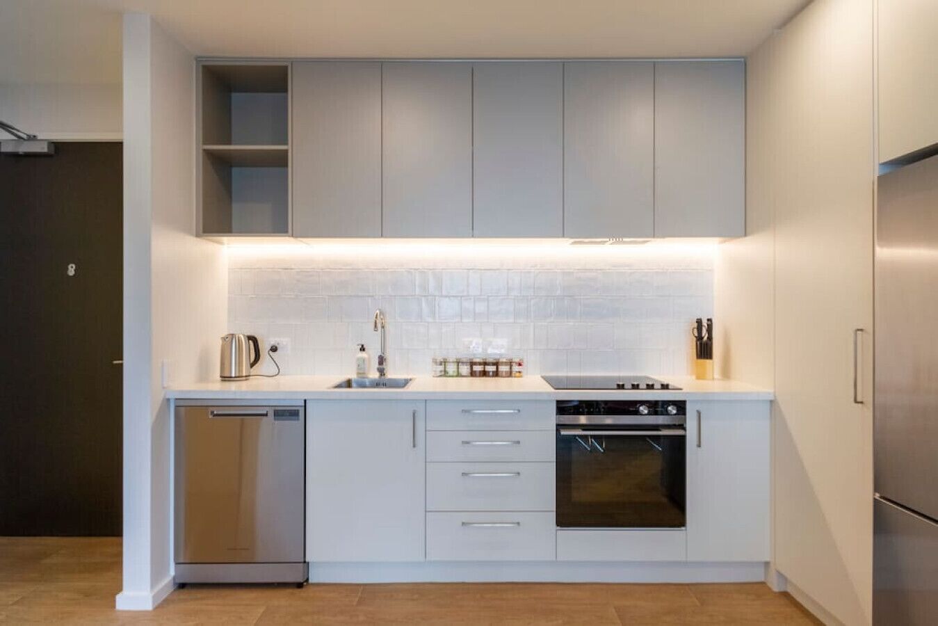 冷蔵庫、電子レンジ、オーブン、コンロ