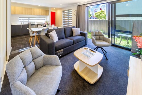 Relaxing stay across from Westfield mall Sleeps 6