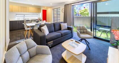 Relaxing stay across from Westfield mall Sleeps 6