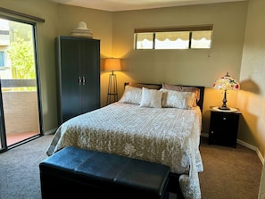 1 soveværelse, skrivebord, sengetøj