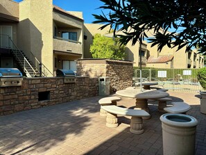 Outdoor dining - Great Location: 1-BR condo near PHX airport and Old Town Scottsdale.  No WiFi. (Phoenix)