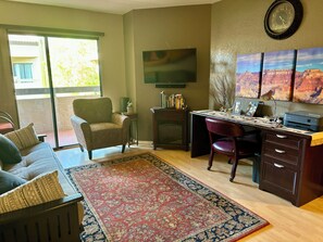TV - Great Location: 1-BR condo near PHX airport and Old Town Scottsdale.  No WiFi. (Phoenix)