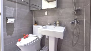 Secador de pelo, toallas, jabón y papel higiénico