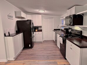 冰箱、微波炉、烤箱、炉灶