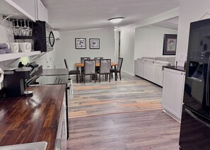 冰箱、微波炉、烤箱、炉灶