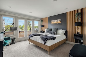 8 chambres, bureau, fer et planche à repasser, lit de bébé portatif