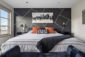 8 chambres, bureau, fer et planche à repasser, lit de bébé portatif