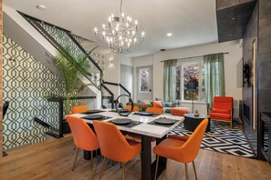 Dining - *The Big Spacious Getaway*| Sleeps 16+ Comfortably| 4 King Beds| Near Downtown| (Calgary)