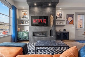 Smart TV, fireplace - *The Big Spacious Getaway*| Sleeps 16+ Comfortably| 4 King Beds| Near Downtown| (Calgary)