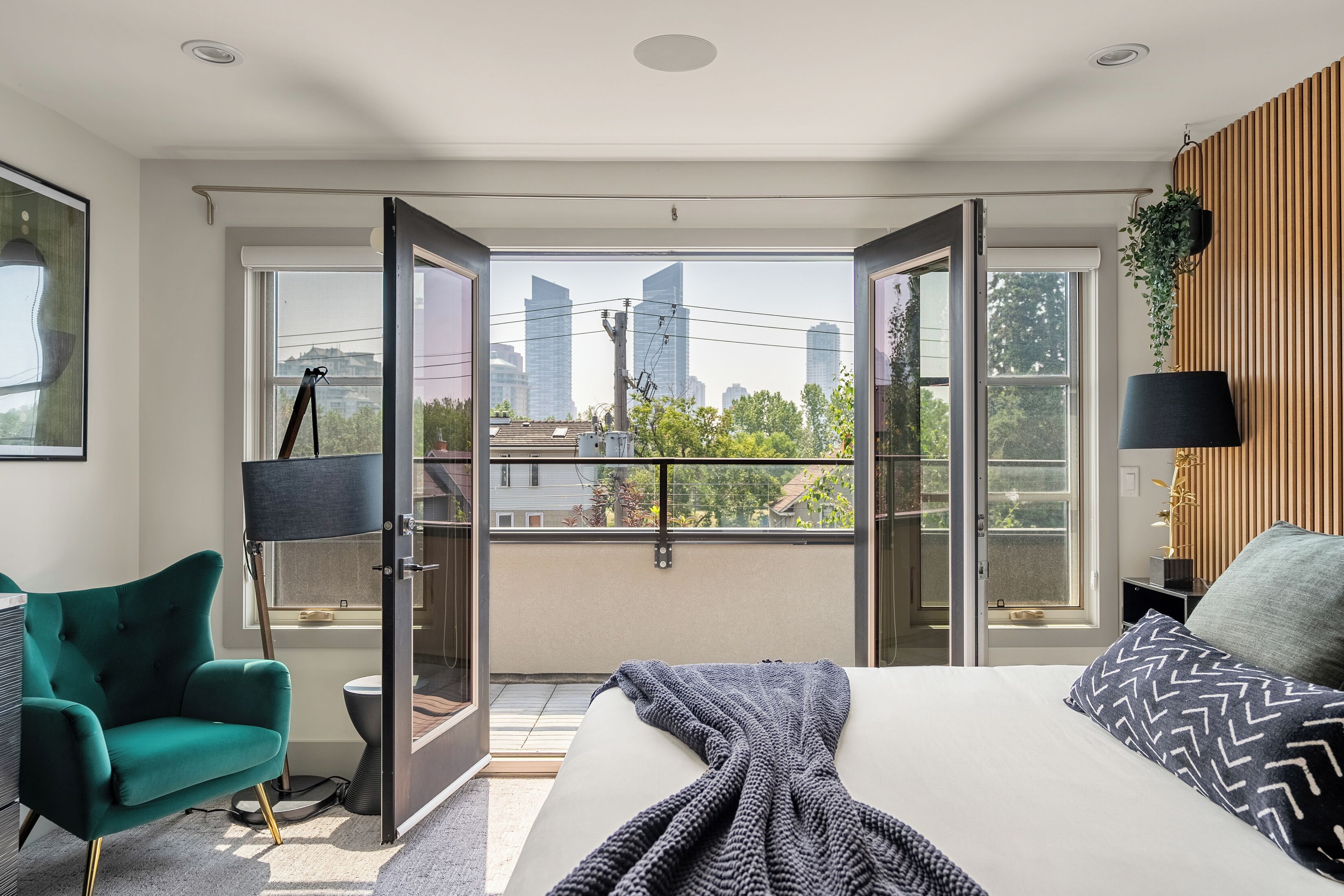 8 Schlafzimmer, Schreibtisch, Bügeleisen/Bügelbrett, Reisekinderbett