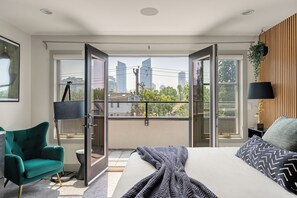 8 chambres, bureau, fer et planche à repasser, lit parapluie