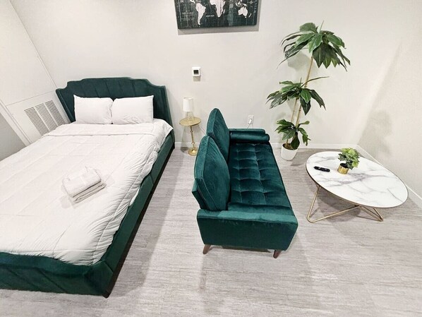 1 bedroom, iron/ironing board, WiFi - A lush, green-themed retreat home in Des Moines’ vibrant East Village. (Des Moines)