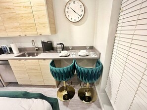 1 bedroom, iron/ironing board, WiFi - A lush, green-themed retreat home in Des Moines’ vibrant East Village. (Des Moines)