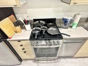 Fridge, microwave, oven, stovetop - A lush, green-themed retreat home in Des Moines’ vibrant East Village. (Des Moines)