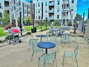 Outdoor dining - A lush, green-themed retreat home in Des Moines’ vibrant East Village. (Des Moines)
