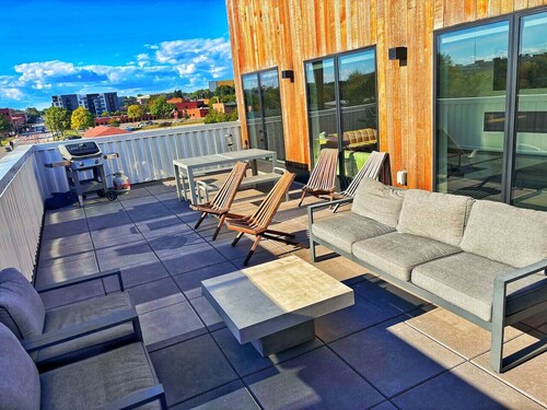 A lush, green-themed retreat home in Des Moines’ vibrant East Village.