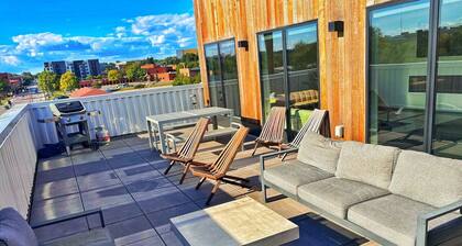 A lush, green-themed retreat home in Des Moines’ vibrant East Village.