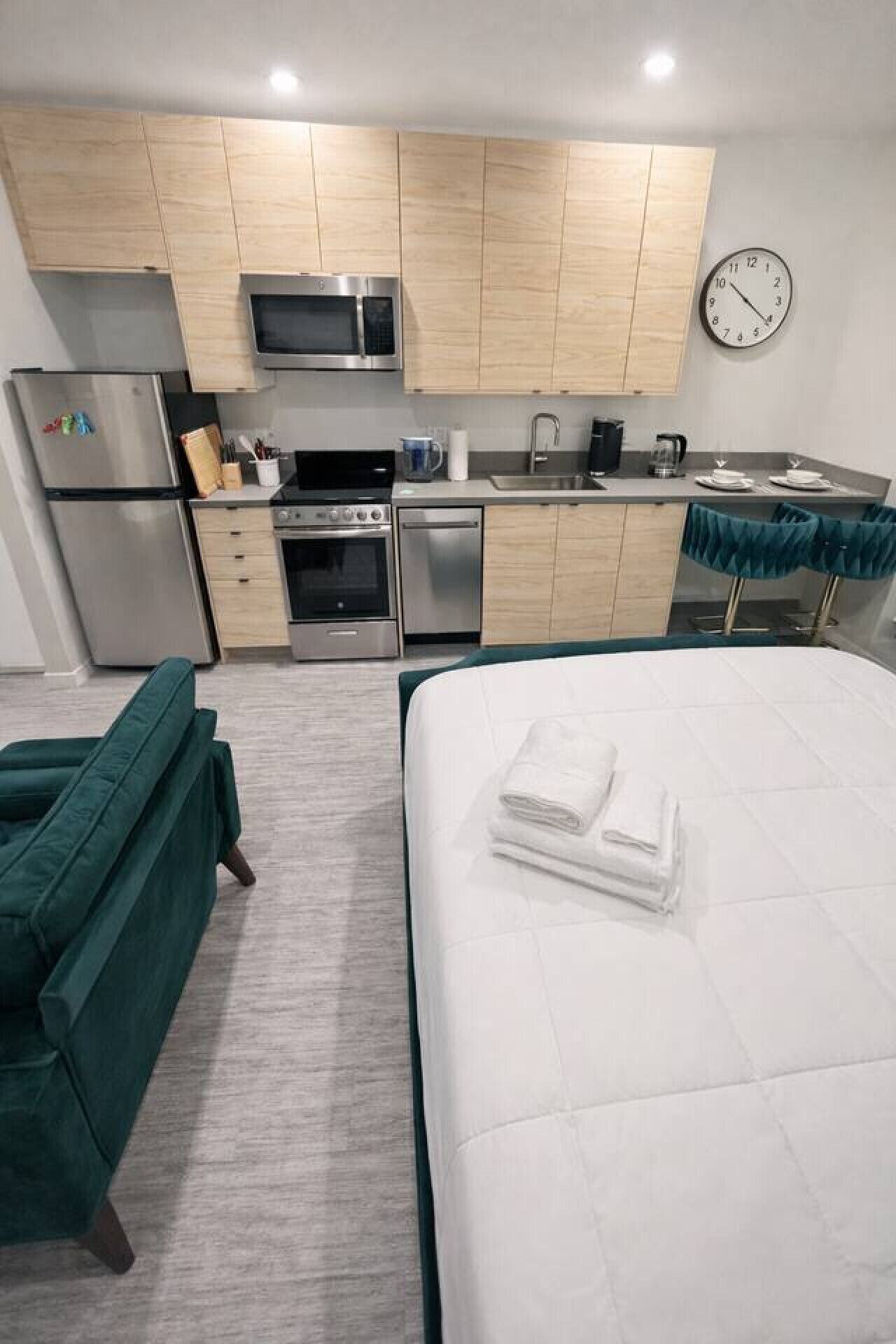 1 bedroom, iron/ironing board, WiFi - A lush, green-themed retreat home in Des Moines’ vibrant East Village. (Des Moines)