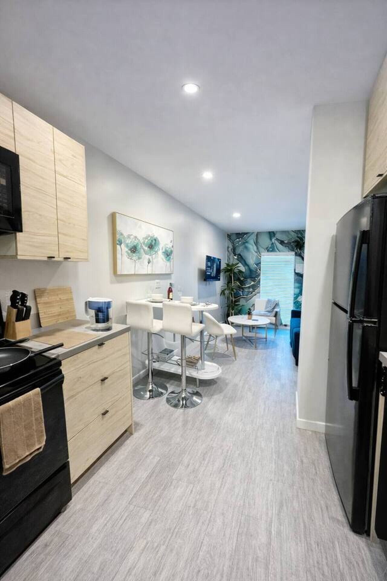 Coffee/tea maker, fridge, microwave, stovetop