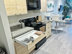 Fridge, microwave, stovetop, dishwasher