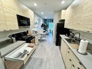 Fridge, microwave, stovetop, dishwasher