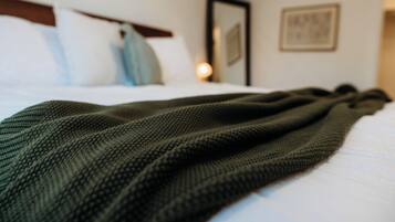 3 dormitorios, tabla de planchar con plancha, cuna de viaje