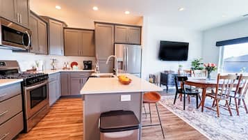 KylskÄp, mikrovÄgsugn, ugn och spishÀll