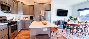 Cozy New Townhome in South Salem with King Beds, Game Room, Vintage Vibes