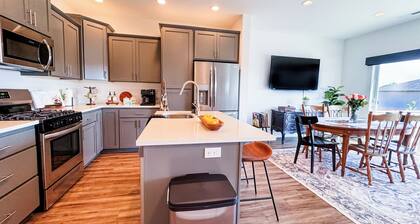 Cozy New Townhome in South Salem with King Beds, Game Room, Vintage Vibes