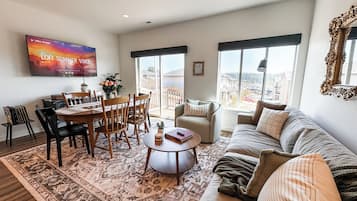 Una Smart TV, videojuegos, un futbolín, libros