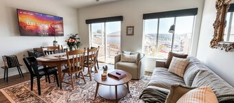 Cozy New Townhome in South Salem with King Beds, Game Room, Vintage Vibes