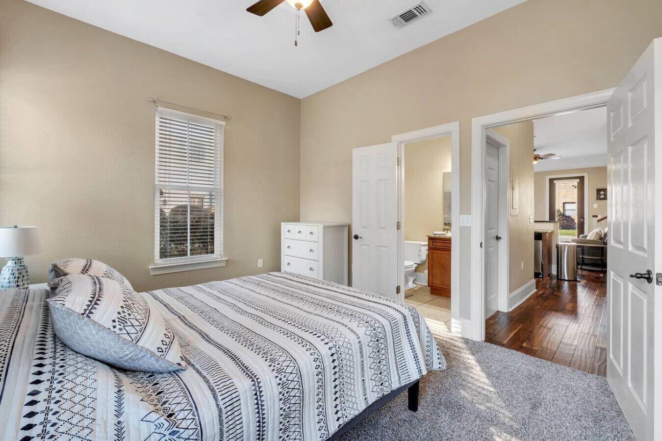 3 habitaciones, escritorio, tabla de planchar con plancha y wifi gratis 