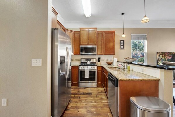 冰箱、微波炉、烤箱、炉灶