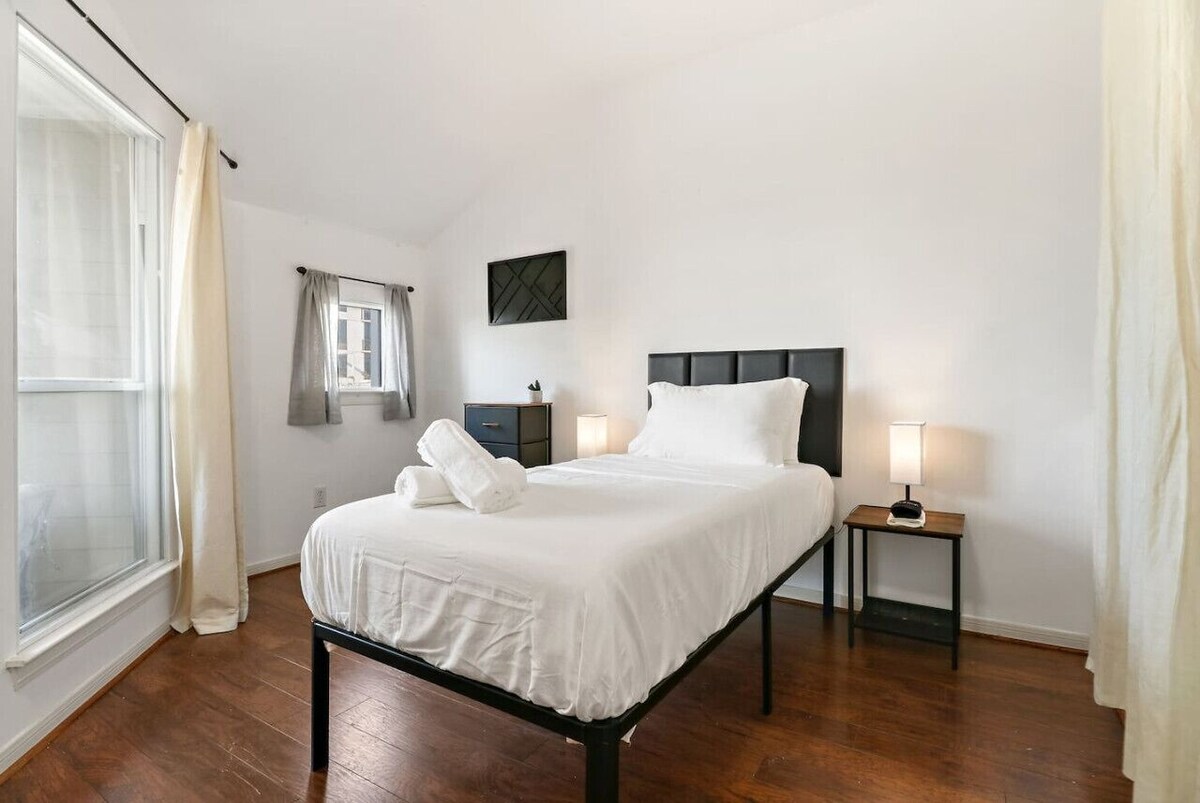Photo 25 of Relax & Unwind: Cozy Fall Home in The Heights