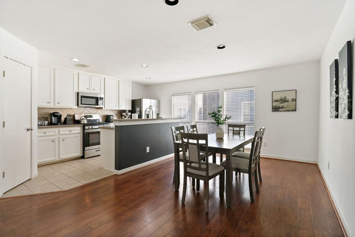 Photo 28 of Relax & Unwind: Cozy Fall Home in The Heights