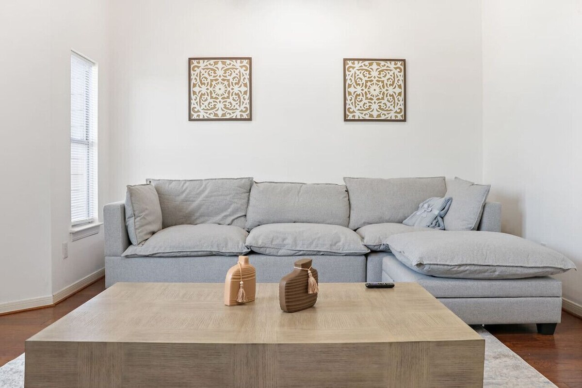 Photo 9 of Relax & Unwind: Cozy Fall Home in The Heights