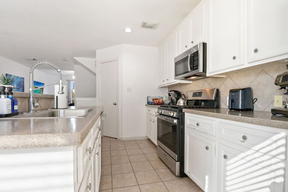 Photo 13 of Relax & Unwind: Cozy Fall Home in The Heights