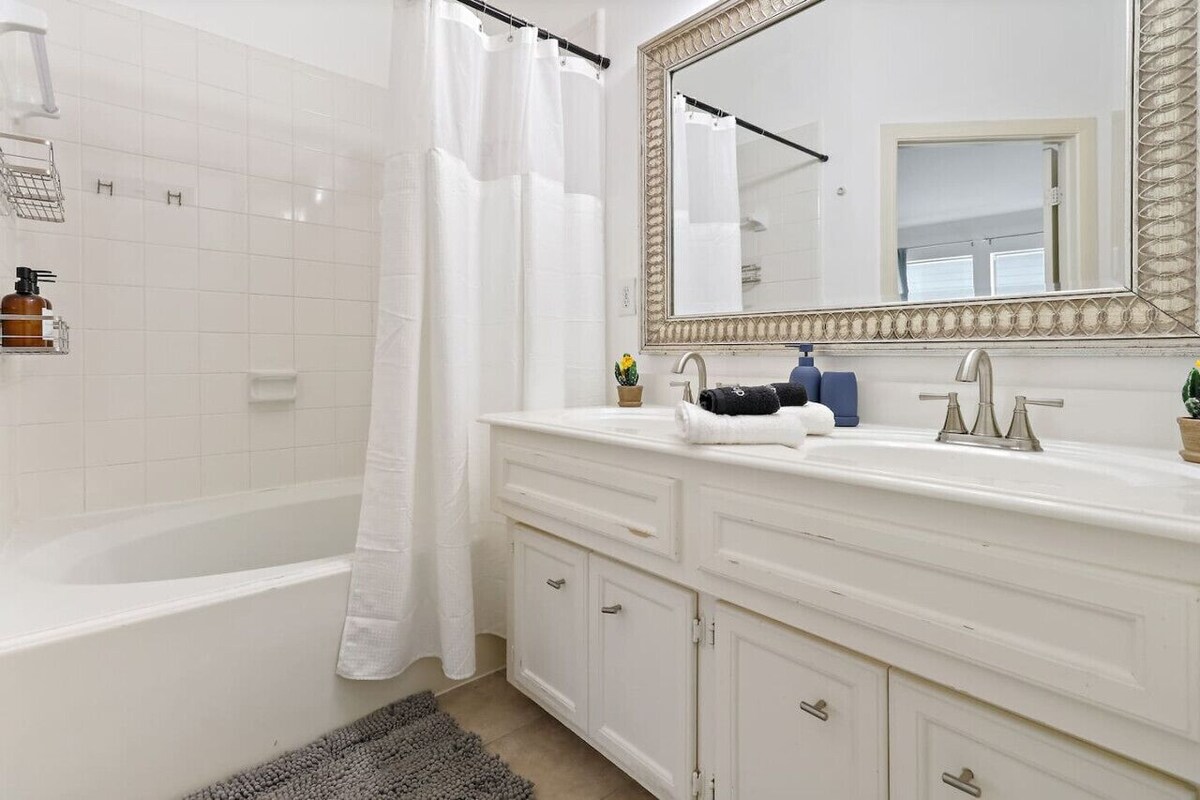 Photo 10 of Relax & Unwind: Cozy Fall Home in The Heights