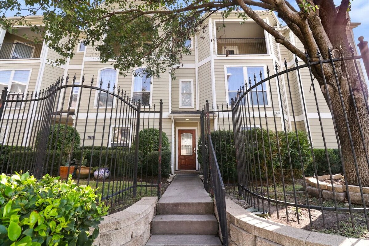 Photo 2 of Relax & Unwind: Cozy Fall Home in The Heights
