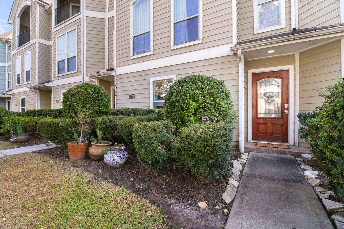 Photo 30 of Relax & Unwind: Cozy Fall Home in The Heights