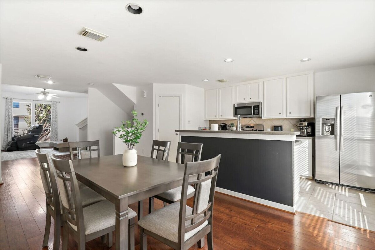 Photo 14 of Relax & Unwind: Cozy Fall Home in The Heights