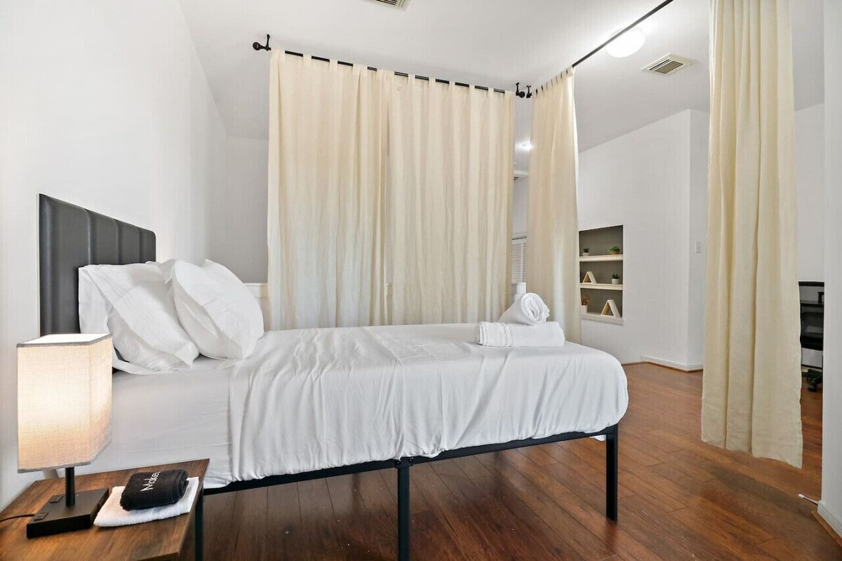 Photo 24 of Relax & Unwind: Cozy Fall Home in The Heights