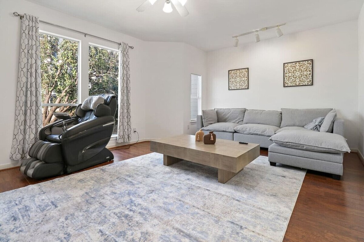 Photo 8 of Relax & Unwind: Cozy Fall Home in The Heights