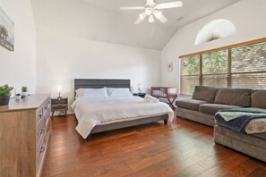 2 chambres, bureau, fer et planche à repasser, lit parapluie