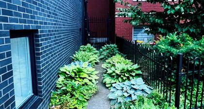 1 Bedroom Apartment at Le Plateau-Mont-Royal. 10 mins to the Downtown Area.